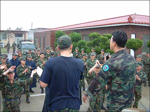 쏟아지는 빗줄기 속에서도 장병들의 열기는 뜨거웠습니다. 